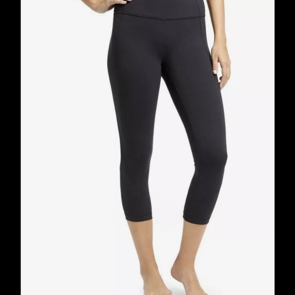 Athleta Salutation Capri Tight